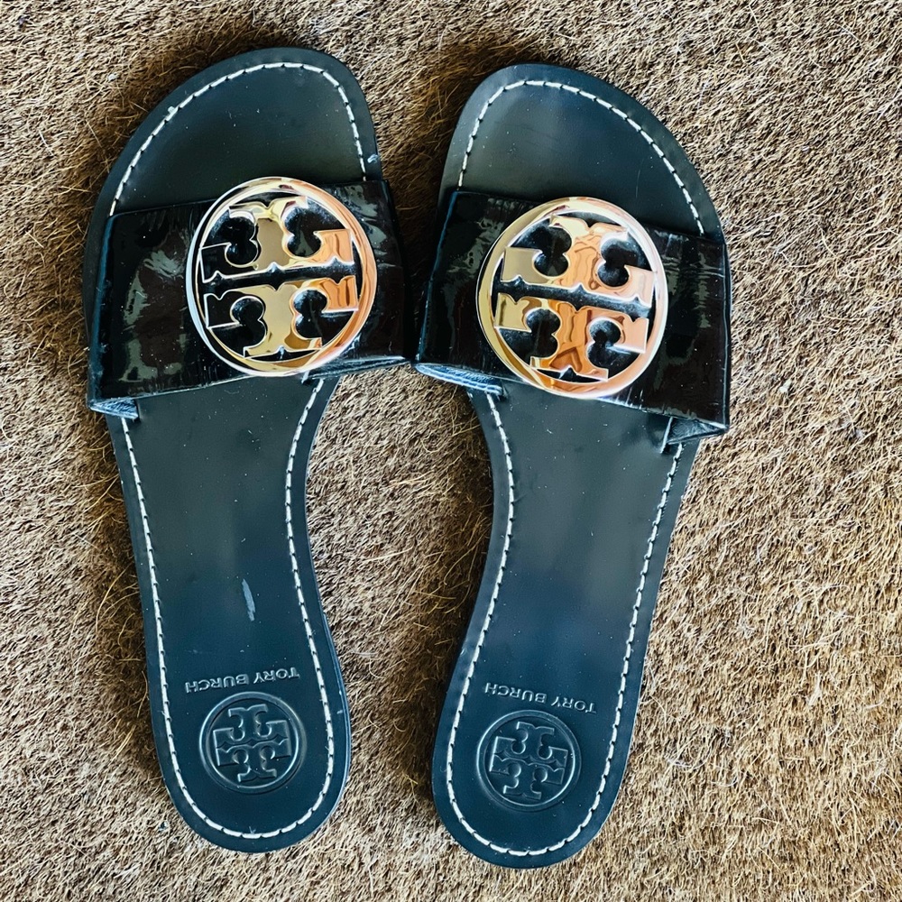 Tory Burch sandal. 6M. Color black and silver.